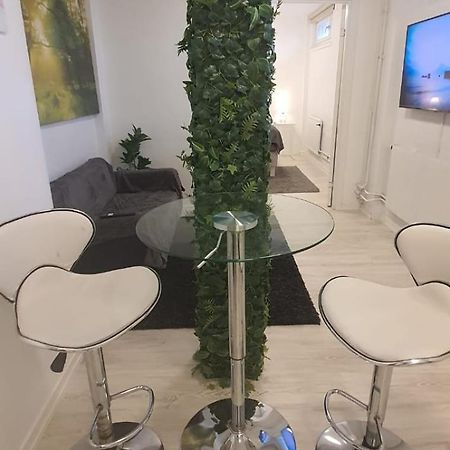 Beautiful Basement Apartment, Very Private And Close To The Metro Stockholm Exterior foto