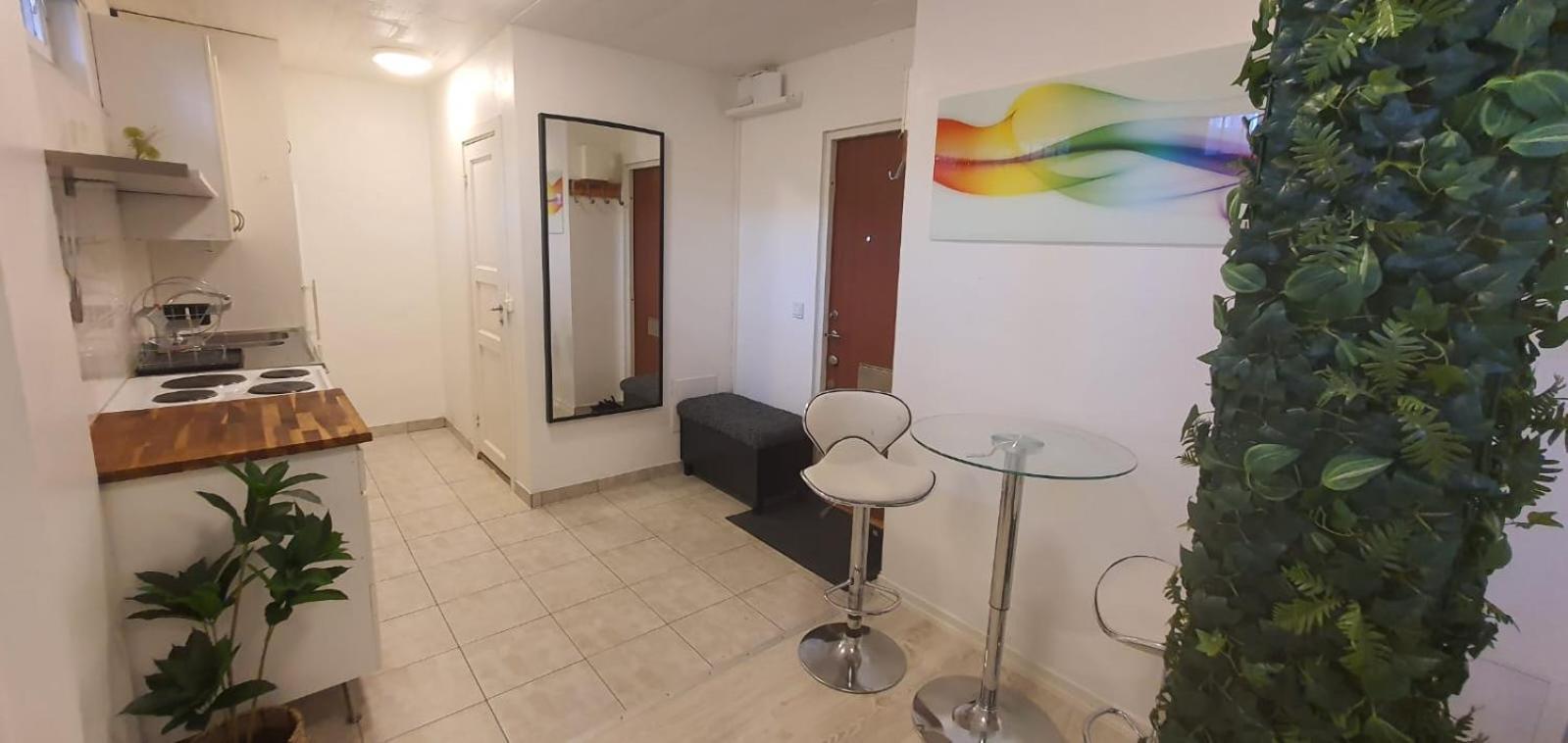 Beautiful Basement Apartment, Very Private And Close To The Metro Stockholm Exterior foto