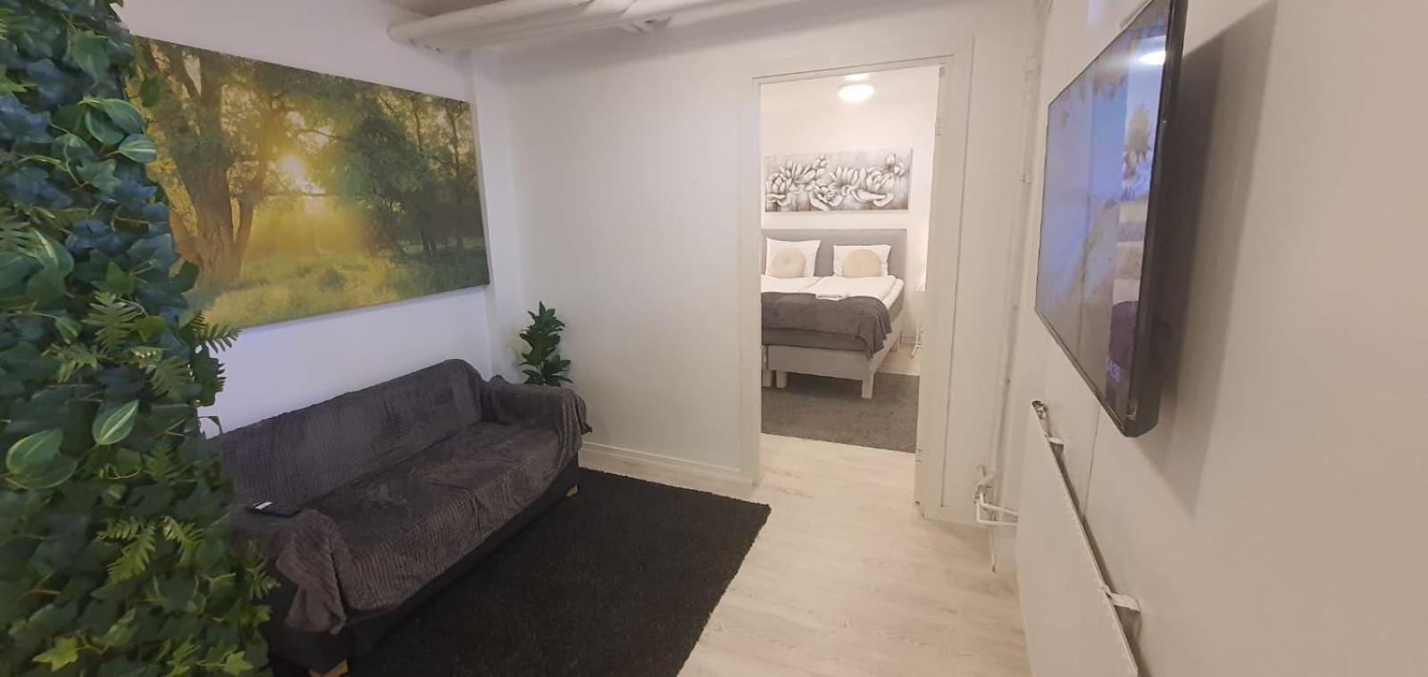 Beautiful Basement Apartment, Very Private And Close To The Metro Stockholm Exterior foto